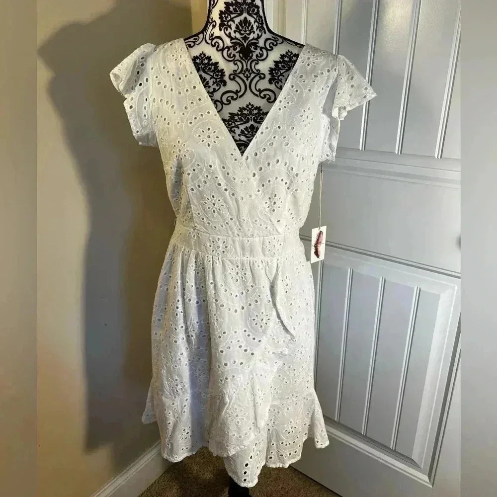 Jessica Simpson White Mini Dress with Elegant Design